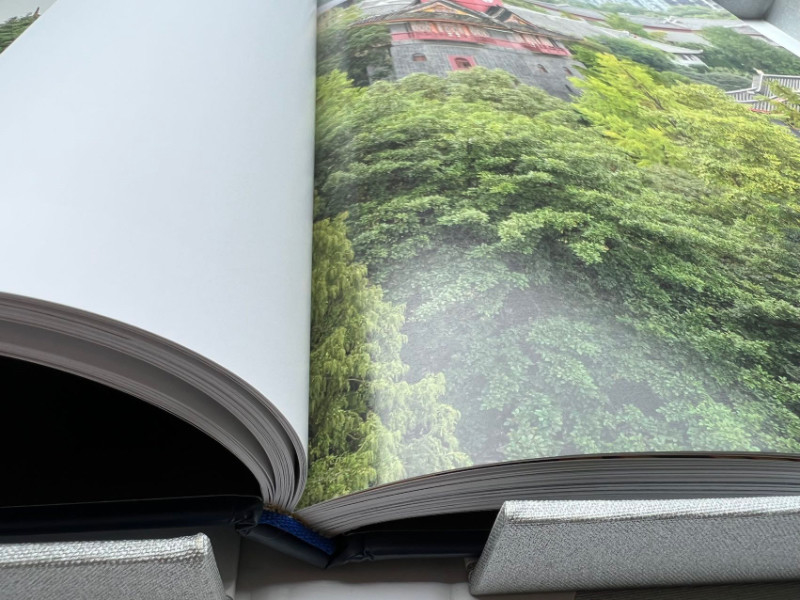 CMYK Sert Kapak Fotoğraf Kitabı Baskısı Tel Dikiş UV Tam Renkli 21cm